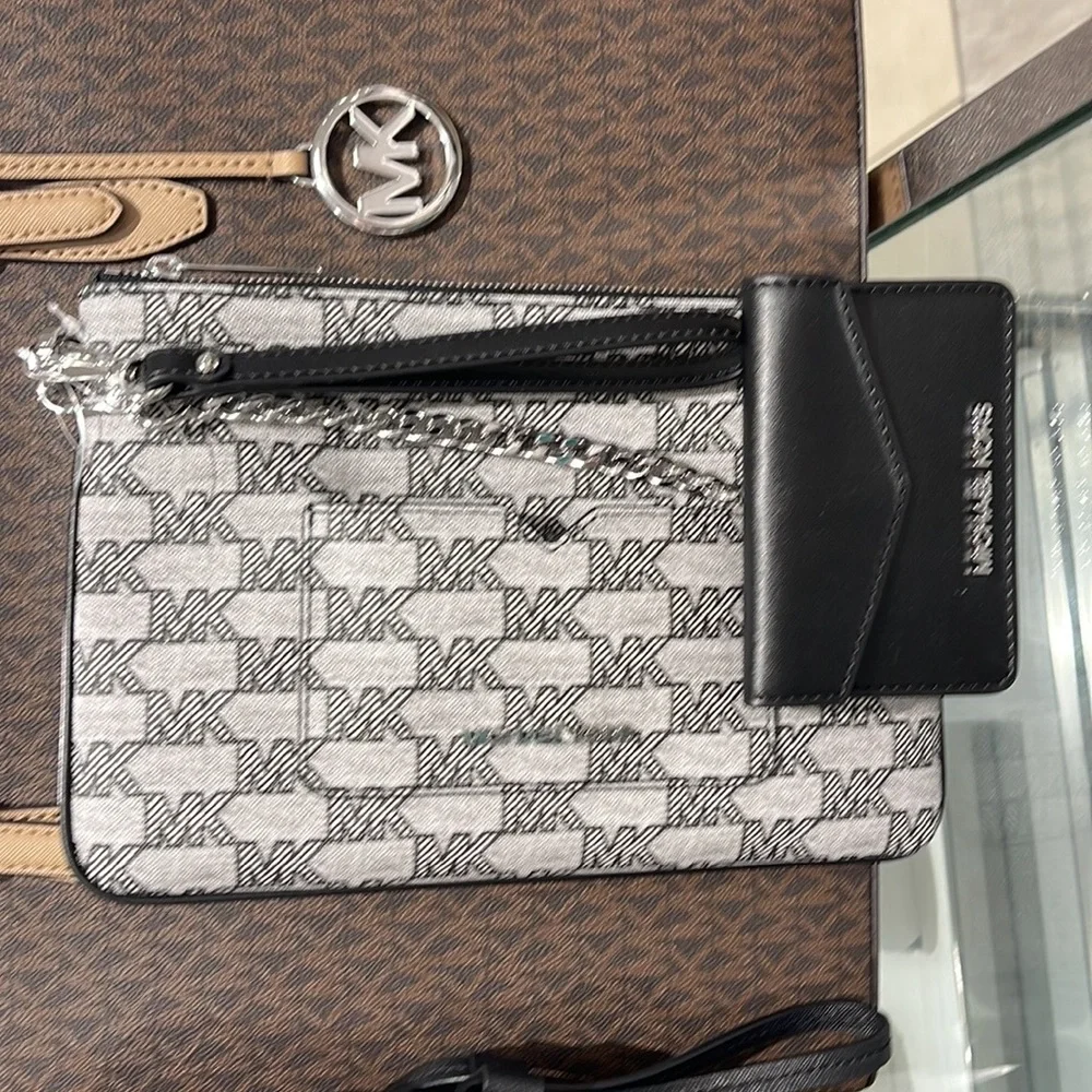 MICHAEL KORS JET SET ITEM LG 2 in 1 CARD CASE & WRISTLET
Black
NWT - Picture 4 of 16